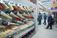 Выбор продукции в строительном магазине